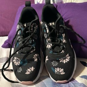 Barely used Under Amour sneakers.